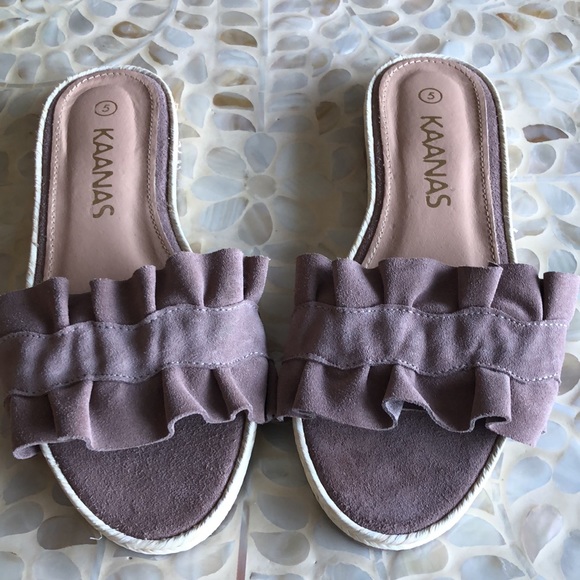 NWOT Kaanas Pasadena Ruffle Slides - Picture 4 of 8